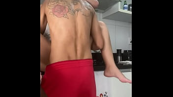 patrao fode empregada a for&ccedil_a na cozinha