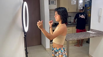 ayudo a mi peque&ntilde_a hermanastra en sus redes sociales para poder follarmela y termino corriendome en su co&ntilde_o.