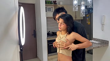 ayudo a mi peque&ntilde_a hermanastra en sus redes sociales para poder follarmela y termino corriendome en su co&ntilde_o.