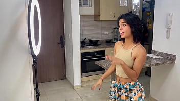 ayudo a mi peque&ntilde_a hermanastra en sus redes sociales para poder follarmela y termino corriendome en su co&ntilde_o. H.L.