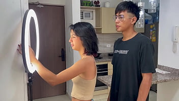 ayudo a mi peque&ntilde_a hermanastra en sus redes sociales para poder follarmela y termino corriendome en su co&ntilde_o. H.L.