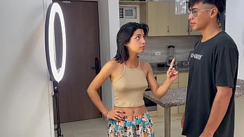 ayudo a mi peque&ntilde_a hermanastra en sus redes sociales para poder follarmela y termino corriendome en su co&ntilde_o. H.L.