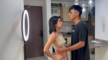 ayudo a mi peque&ntilde_a hermanastra en sus redes sociales para poder follarmela y termino corriendome en su co&ntilde_o. H.L.