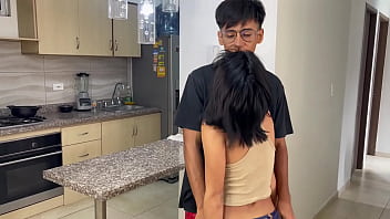 ayudo a mi peque&ntilde_a hermanastra en sus redes sociales para poder follarmela y termino corriendome en su co&ntilde_o. H.L.