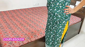 कोमल के पति नाईट ड्यूटी के लिए रुक गए हैं रात में कोमल अपने दोस्त के साथ चोदाई कर रहे थे