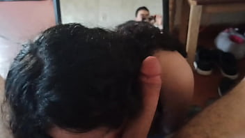 Madura disfrutando chupar la polla de chico m&aacute_s joven