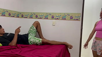 Mi peque&ntilde_a hermanastra quiere follar por primera vez en la cocina y le doy el mejor sexo de su vida.