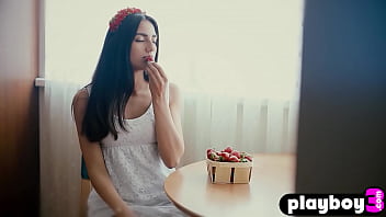 Hot Russian babe Cira Nerri showing off hot body during sexy outdoor posing session