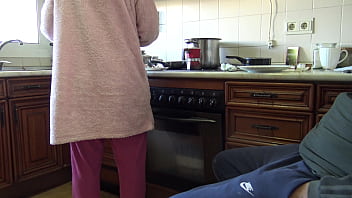 Indian bhabhi drinks my cumshot after flashing my HUGE dick in her kitchen!!!