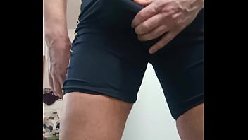 masturbacja w kąpiel&oacute_wkach, do wytrysku, starszy facet