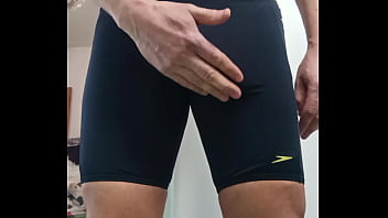 masturbacja w kąpiel&oacute_wkach, do wytrysku, starszy facet