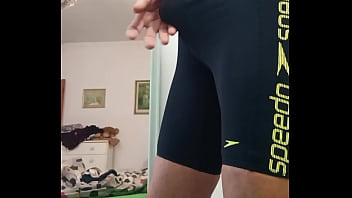 masturbacja w kąpiel&oacute_wkach, do wytrysku, starszy facet