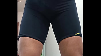 masturbacja w kąpiel&oacute_wkach, do wytrysku, starszy facet