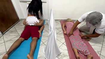 VIDEO REAL DE SALON DE MASAJES EN PAREJAS COMO LA ESPOSA ES SEDUCIDA Y FOLLADA