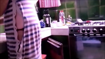 Invitados en casa un fin de semana se follan a esposa madura. Primer d&iacute_a