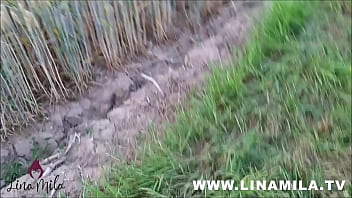 Sch&uuml_chternes M&auml_dchen gibt OUTDOOR-BLOWJOB