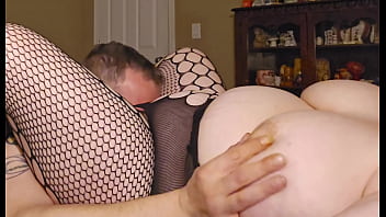 Eating my BBW MILF wife&#039_s pussy untill she cums. Comments welcome