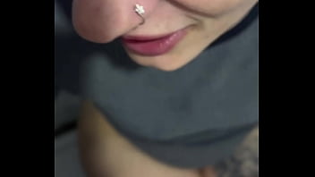 Fiquei com tanto tesã_o dentro da estaç_ã_o do metrô_ minha buceta estava toda molhada ! Fui da no banheiro e chupa esse pau grosso do meu marido .(EM PUBLICO)