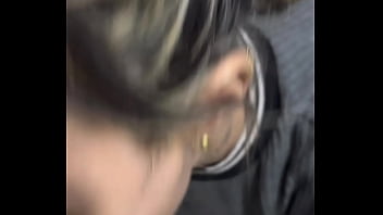 Fiquei com tanto tesã_o dentro da estaç_ã_o do metrô_ minha buceta estava toda molhada ! Fui da no banheiro e chupa esse pau grosso do meu marido .(EM PUBLICO)