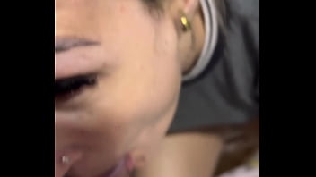 Fiquei com tanto tes&atilde_o dentro da esta&ccedil_&atilde_o do metr&ocirc_ minha buceta estava toda molhada ! Fui da no banheiro e chupa esse pau grosso do meu marido .(EM PUBLICO)