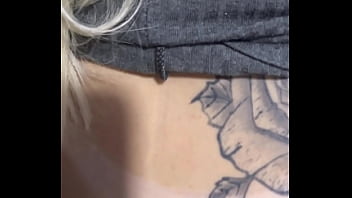 Fiquei com tanto tes&atilde_o dentro da esta&ccedil_&atilde_o do metr&ocirc_ minha buceta estava toda molhada ! Fui da no banheiro e chupa esse pau grosso do meu marido .(EM PUBLICO)