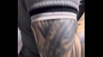 Fiquei com tanto tes&atilde_o dentro da esta&ccedil_&atilde_o do metr&ocirc_ minha buceta estava toda molhada ! Fui da no banheiro e chupa esse pau grosso do meu marido .(EM PUBLICO)