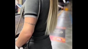 Fiquei com tanto tes&atilde_o dentro da esta&ccedil_&atilde_o do metr&ocirc_ minha buceta estava toda molhada ! Fui da no banheiro e chupa esse pau grosso do meu marido .(EM PUBLICO)