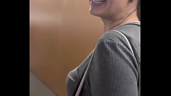 Fiquei com tanto tes&atilde_o dentro da esta&ccedil_&atilde_o do metr&ocirc_ minha buceta estava toda molhada ! Fui da no banheiro e chupa esse pau grosso do meu marido .(EM PUBLICO)