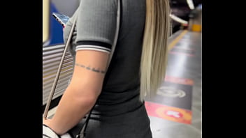 Fiquei com tanto tesã_o dentro da estaç_ã_o do metrô_ minha buceta estava toda molhada ! Fui da no banheiro e chupa esse pau grosso do meu marido .(EM PUBLICO)