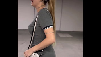 Fiquei com tanto tes&atilde_o dentro da esta&ccedil_&atilde_o do metr&ocirc_ minha buceta estava toda molhada ! Fui da no banheiro e chupa esse pau grosso do meu marido .(EM PUBLICO)