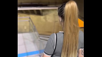 Fiquei com tanto tes&atilde_o dentro da esta&ccedil_&atilde_o do metr&ocirc_ minha buceta estava toda molhada ! Fui da no banheiro e chupa esse pau grosso do meu marido .(EM PUBLICO)