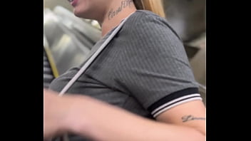 Fiquei com tanto tes&atilde_o dentro da esta&ccedil_&atilde_o do metr&ocirc_ minha buceta estava toda molhada ! Fui da no banheiro e chupa esse pau grosso do meu marido .(EM PUBLICO)