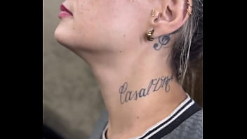 Fiquei com tanto tes&atilde_o dentro da esta&ccedil_&atilde_o do metr&ocirc_ minha buceta estava toda molhada ! Fui da no banheiro e chupa esse pau grosso do meu marido .(EM PUBLICO)