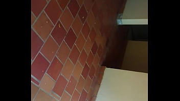 Mi hermanastra pide verga en publico