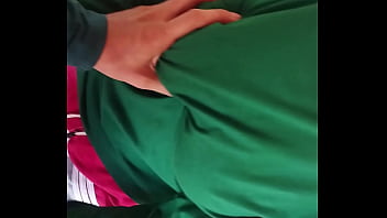 Mi hermanastra pide verga en publico