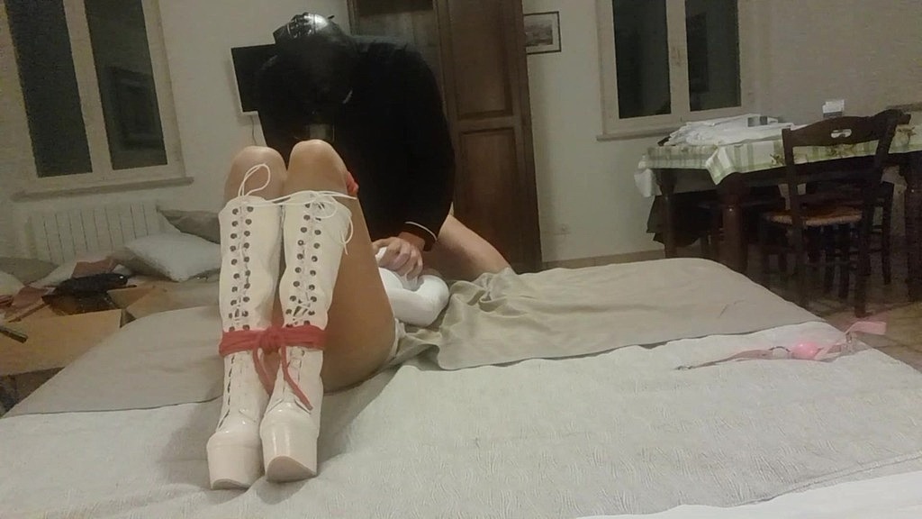 blowjob bound on a bed, wearing platform boots and pantyhose, you can see my beautiful ass and legs