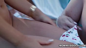 Nicole Doshi scissoring and eating out her stepmom Slimthick Vic outdoor