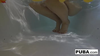 Sexy Nadia takes a bath with some rubber duckies