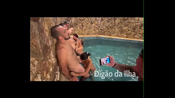 Fila de boquete na piscina do motel