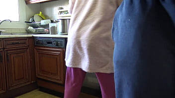 Indian bhabhi drinks my cumshot after flashing my HUGE dick in her kitchen!!!