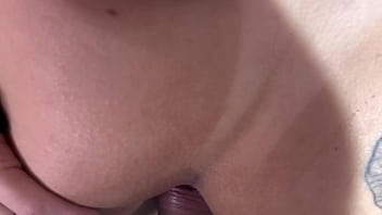 Mandei meu tatuador fazer uma tatuagem no meu cu igual a da Anita . Ele ficou com tanto tes&atilde_o e acabou fudendo meu cu todinho!