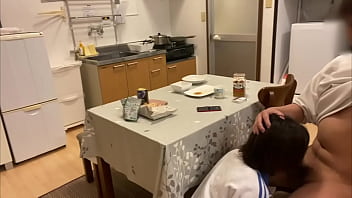久々に彼氏の男性器に赤面する彼女。彼氏が我慢できなくて食卓の上で行為しようとしてエッチな時間を過ごす2人。