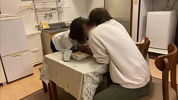 久々に彼氏の男性器に赤面する彼女。彼氏が我慢できなくて食卓の上で行為しようとしてエッチな時間を過ごす2人。