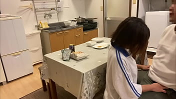 久々に彼氏の男性器に赤面する彼女。彼氏が我慢できなくて食卓の上で行為しようとしてエッチな時間を過ごす2人。