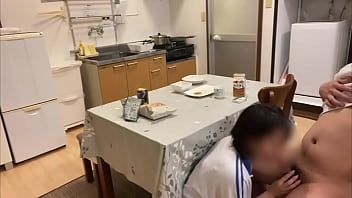 久々に彼氏の男性器に赤面する彼女。彼氏が我慢できなくて食卓の上で行為しようとしてエッチな時間を過ごす2人。