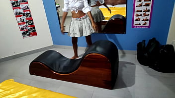 DELICIOSA MORENA FLACA VISITA A SU PADRASTRO PARA OBSEQUIARLE ALGO ESPECIAL. PORNO REAL CASERO GRATIS. LA MORENA QUIERE SEXO LENTO Y DISCRETO