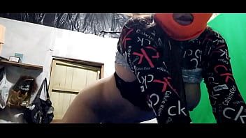 MADRASTRA SE PUSO SU MASCARA PARA QUE EL MARIDO NO LA RECONOZCA HACIENDO PORNO CONMIGO. LUEGO DE ESO ME MOSTRO SUS DELICIOSAS NALGAS. PORNO REAL CASERO GRATIS