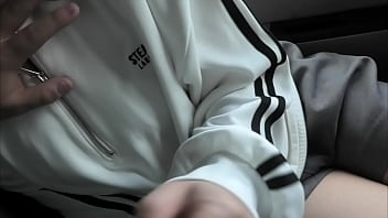 まだバイト代が入らないから車の中とか外でエッチ。静かな公園で青姦してるカップル。