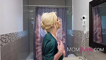 The Night&#039_s Young And My Bestie&#039_s Stepmom Is Ready To Devour