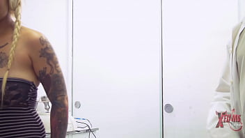 Rubia venezolana (Kerly Hot) va a su revisi&oacute_n con su ginec&oacute_logo y termina follando como parte de la consulta